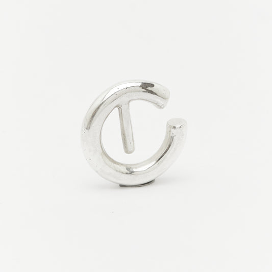 Front view of The Exception ear cuff – sculptural silver jewelry with minimalist contour - Unique handcrafted silver ear cuff – statement jewellery by AROE.