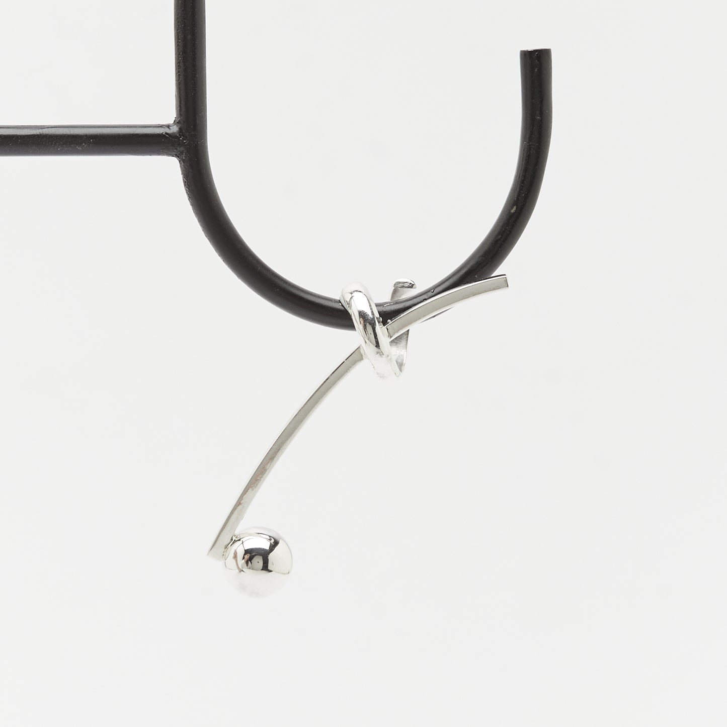 the balanced SENSE IT silver earcuff hanging. A musical piece of jewellery by AROE