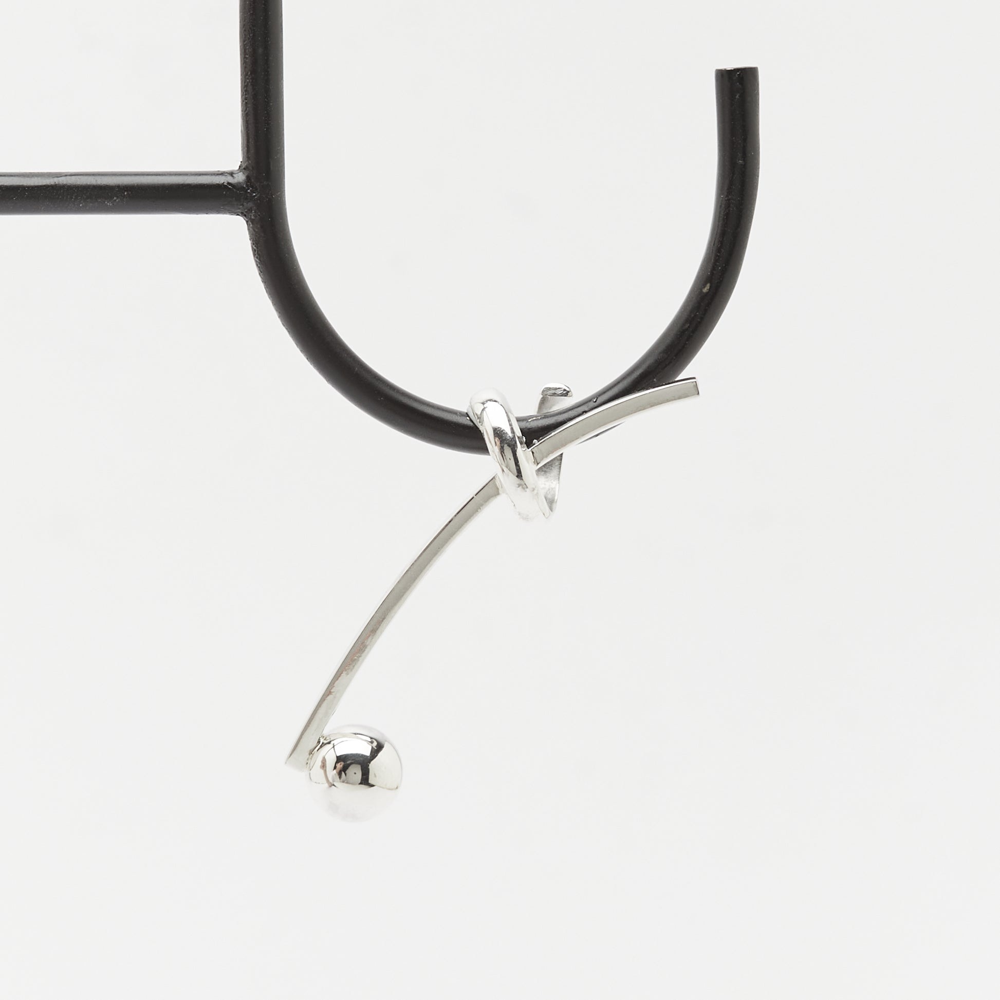 the balanced SENSE IT silver earcuff hanging. A musical piece of jewellery by AROE