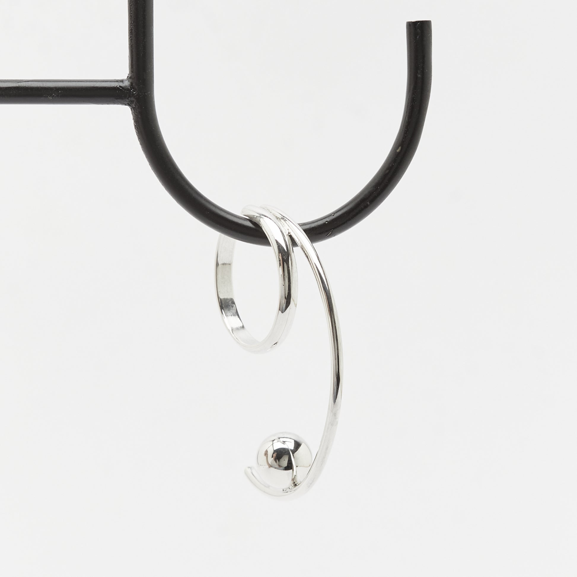 the beautiful curves of the TUNE IT silver earcuff hanging in balance, Unique handcrafted silver ear cuff – statement jewellery by AROE.