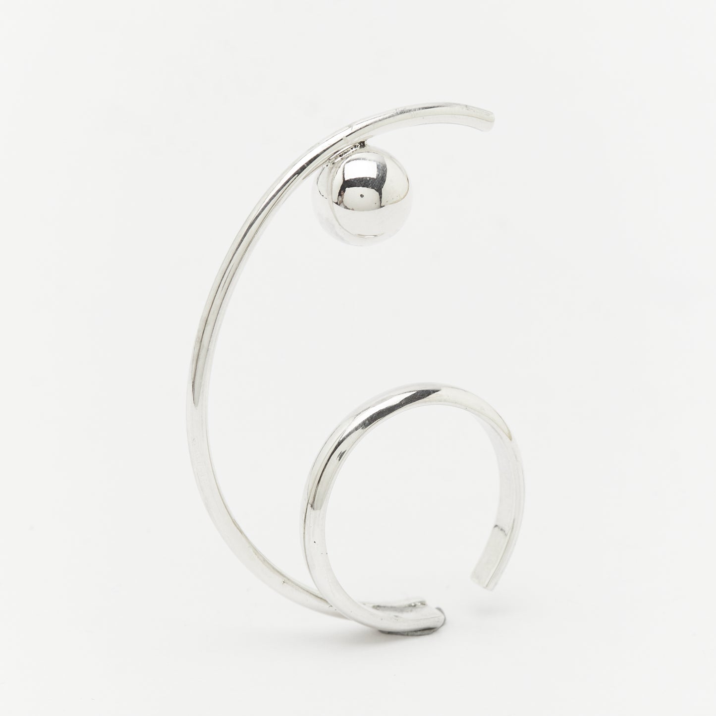 The TUNE IT silver earcuff from the ETHEREAL BALANCE collection standing upside down, Unique handcrafted silver ear cuff – statement jewellery by AROE.