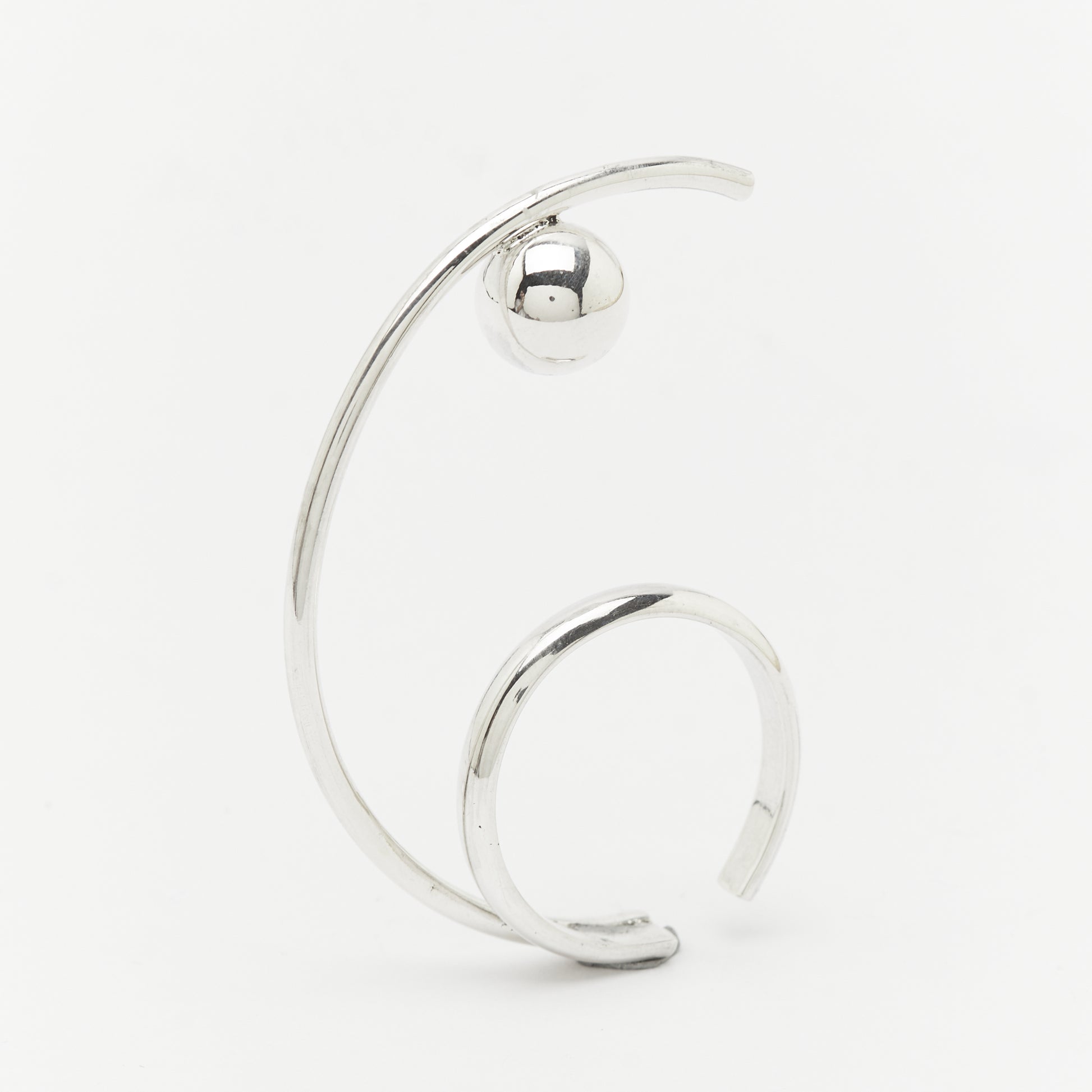 The TUNE IT silver earcuff from the ETHEREAL BALANCE collection standing upside down, Unique handcrafted silver ear cuff – statement jewellery by AROE.