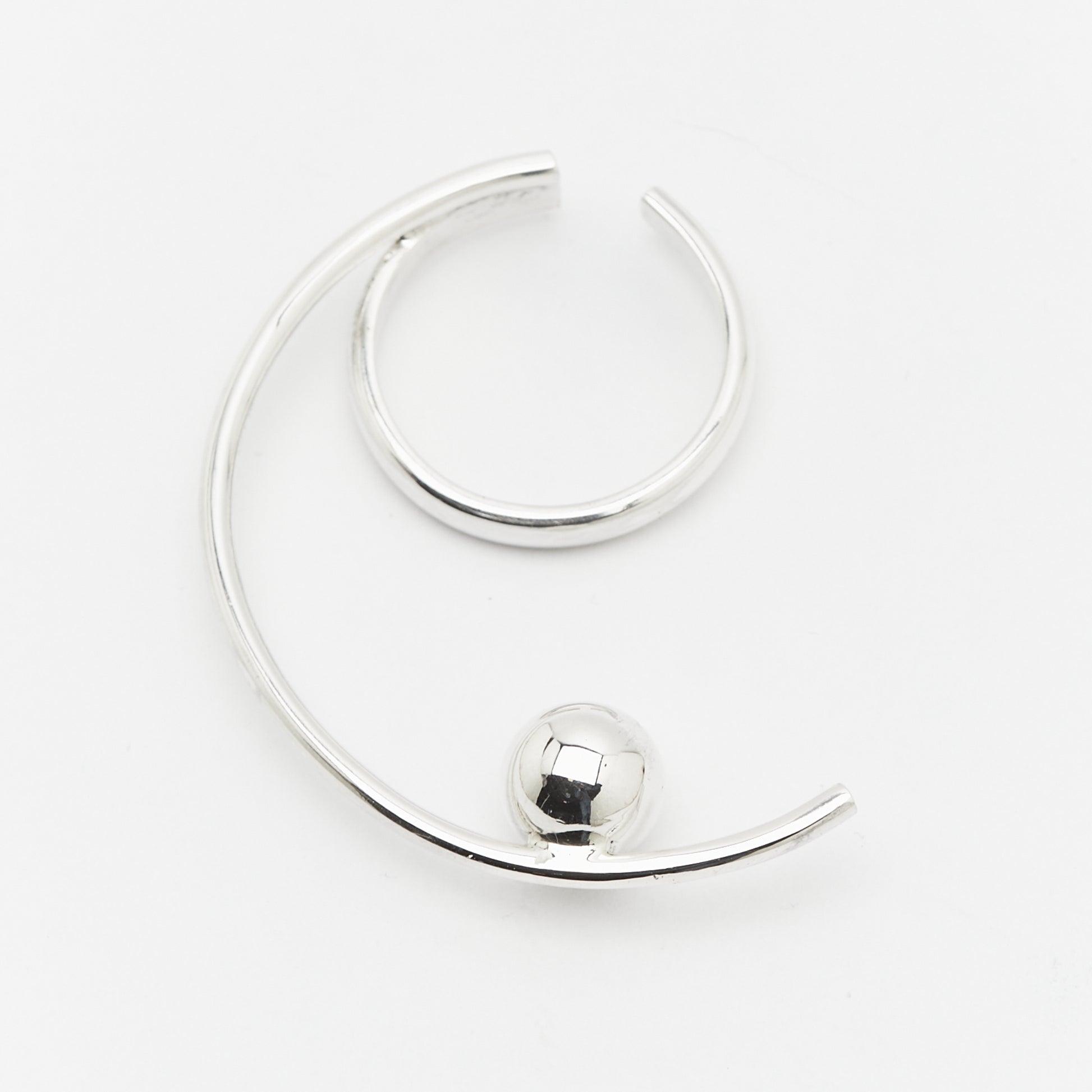 side full view of the curves of the TUNE IT silver earcuff, Unique handcrafted silver ear cuff – statement jewellery by AROE.