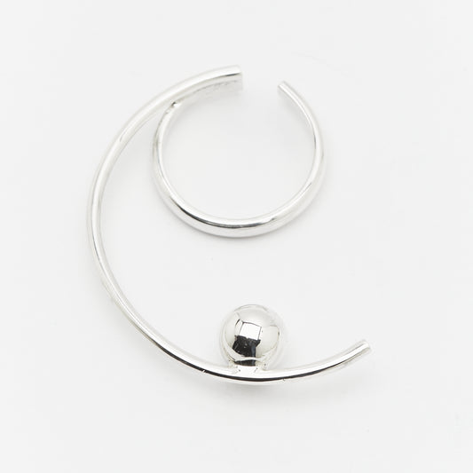 side full view of the curves of the TUNE IT silver earcuff, Unique handcrafted silver ear cuff – statement jewellery by AROE.