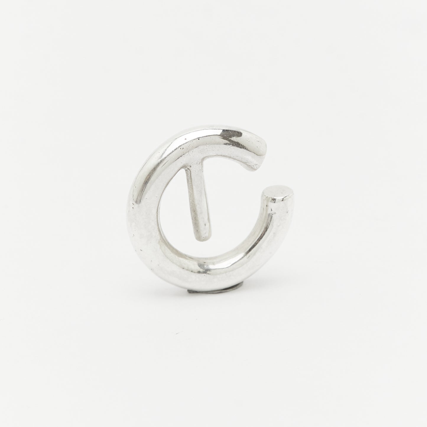 Front view of The Exception ear cuff – sculptural silver jewelry with minimalist contour - Unique handcrafted silver ear cuff – statement jewellery by AROE.