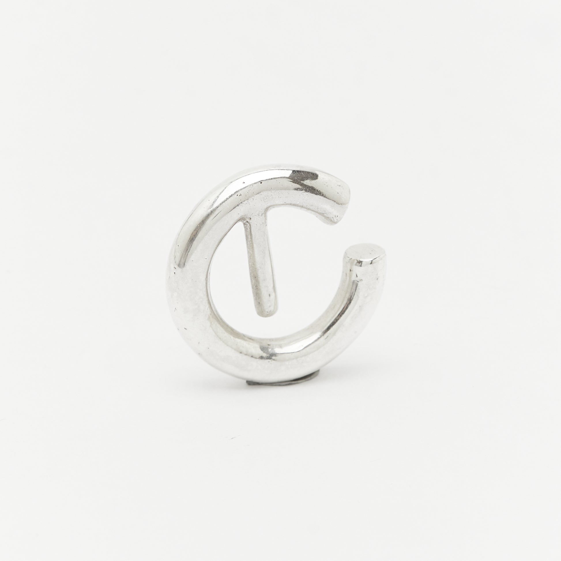 Front view of The Exception ear cuff – sculptural silver jewelry with minimalist contour - Unique handcrafted silver ear cuff – statement jewellery by AROE.