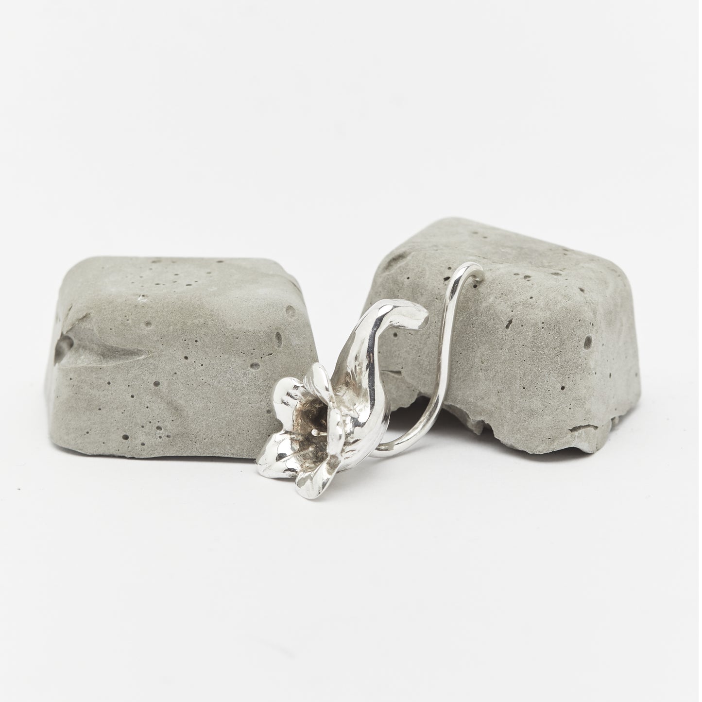 Handcrafted lilac-inspired silver jewellery piece – Blooming Resilience by AROE