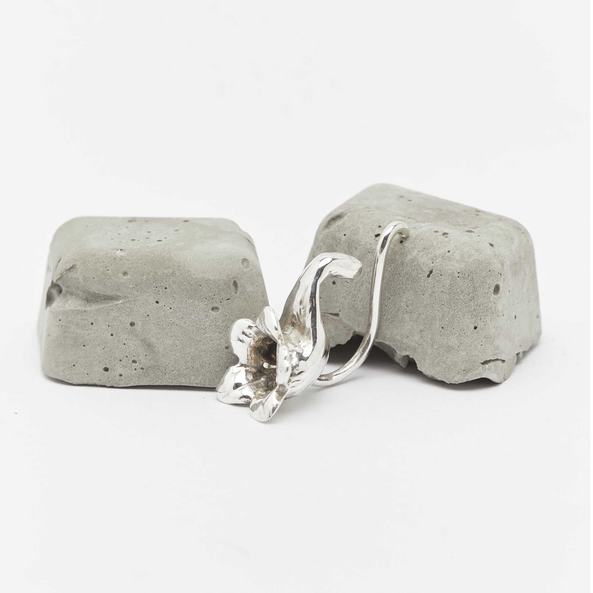 Handcrafted lilac-inspired silver jewellery piece – Blooming Resilience by AROE