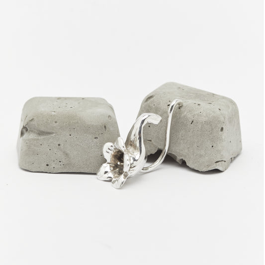 Handcrafted lilac-inspired silver jewellery piece – Blooming Resilience by AROE