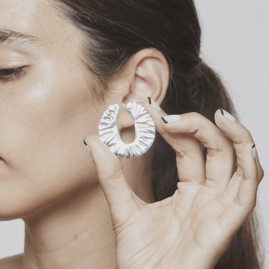 Step-by-step stop motion of the Drifting from Reality earcuff being placed on and taken off – minimal silver piece melting gently into the ear contour. Unique handcrafted silver ear cuff – statement jewellery by AROE.