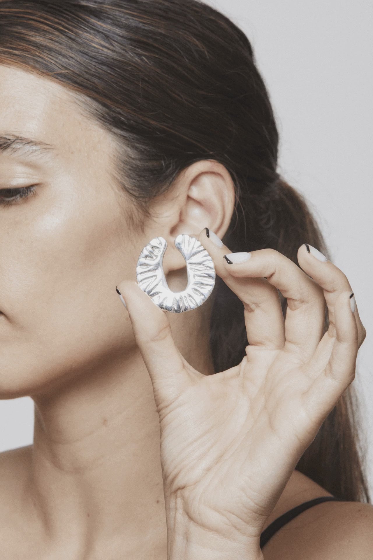 Step-by-step stop motion of the Drifting from Reality earcuff being placed on and taken off – minimal silver piece melting gently into the ear contour. Unique handcrafted silver ear cuff – statement jewellery by AROE.