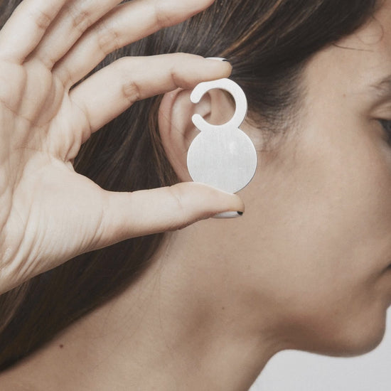 Wearing and removing the Attention Seeker earcuff in stop motion – sculptural silver jewelry that draws focus to negative space - Unique handcrafted silver ear cuff – statement jewellery by AROE.