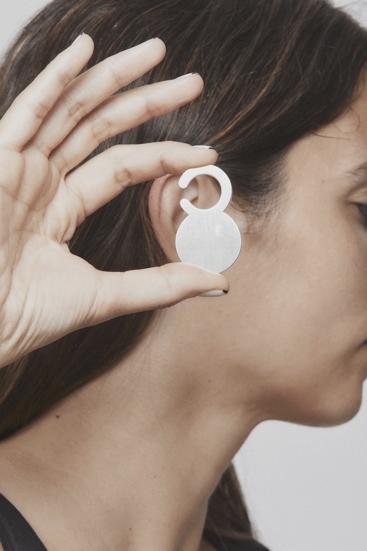 Wearing and removing the Attention Seeker earcuff in stop motion – sculptural silver jewelry that draws focus to negative space - Unique handcrafted silver ear cuff – statement jewellery by AROE.